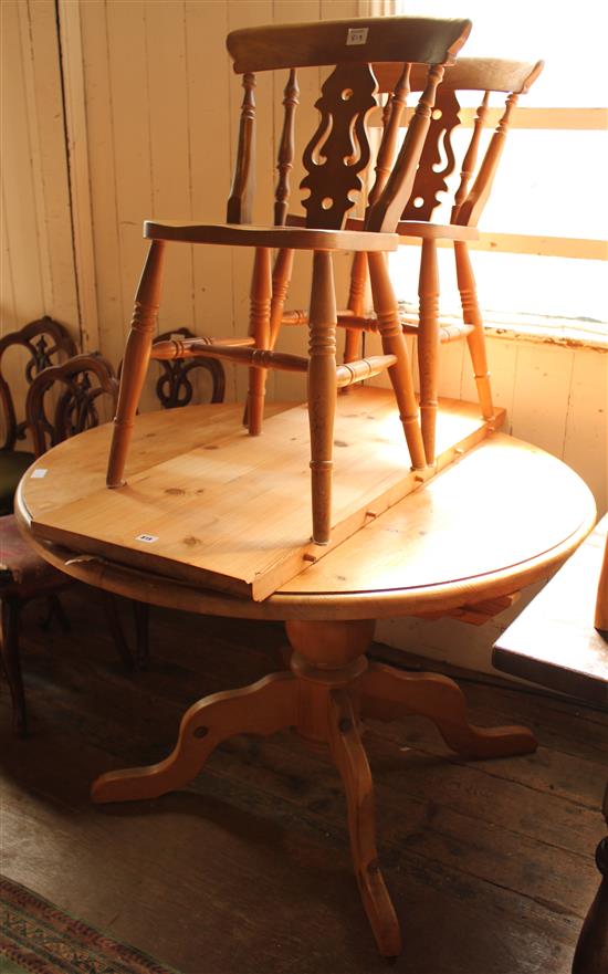 Circular pine table & 2 chairs(-)